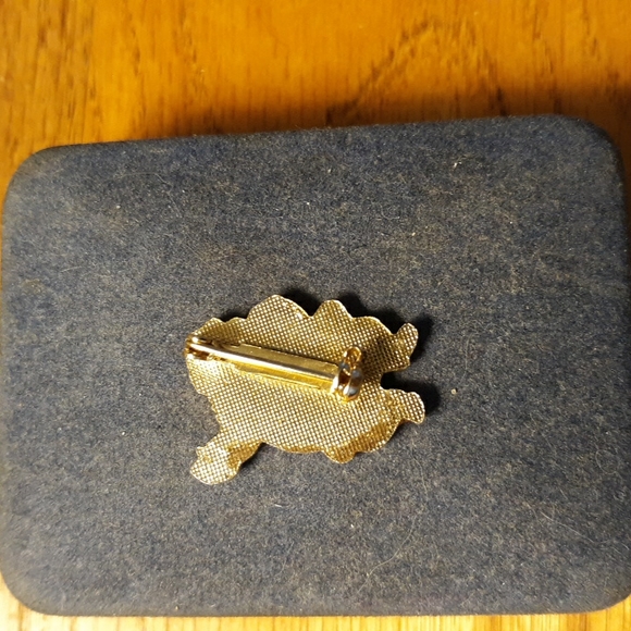 Vintage Tiny Santa Pin Brooch Shiny Laquer Finish Christmas Accessory - Picture 4 of 4